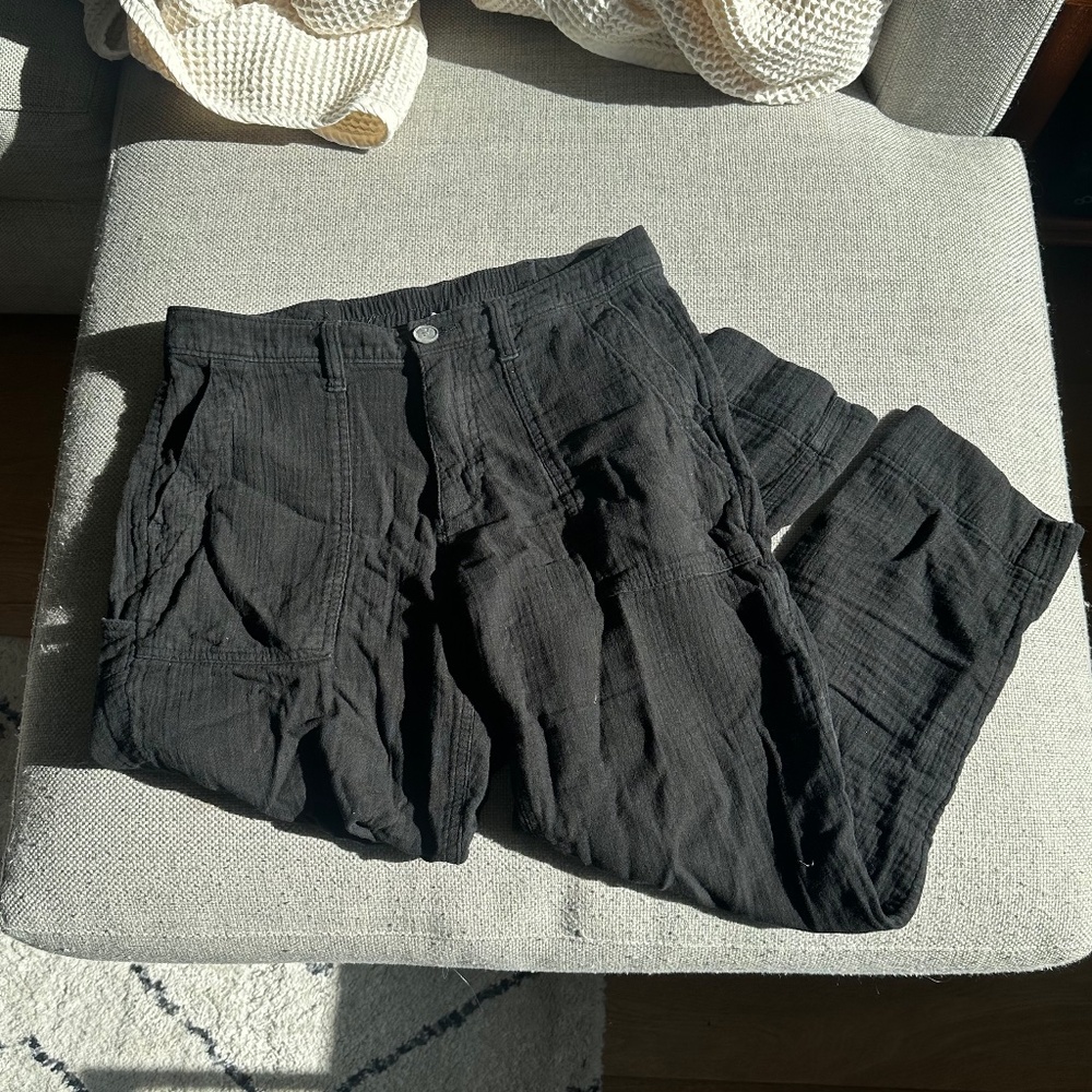 Black Old Navy cropped cargo pants